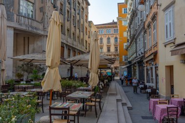 Trieste, İtalya, 21 Haziran 2023: İnsanlar İtalyan kenti Trieste 'nin merkezindeki tarihi bir sokakta geziniyorlar