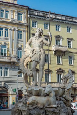 Trieste, İtalya, 21 Haziran 2023: İtalyan kenti Trieste 'nin merkezindeki Piazza della Borsa' daki Neptün çeşmesi
