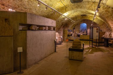 Trieste, İtalya, 22 Haziran 2023: İtalya 'nın Trieste kentindeki Castello di San Giusto kalesinde Lapidarium