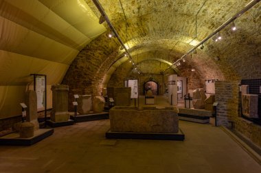Trieste, İtalya, 22 Haziran 2023: İtalya 'nın Trieste kentindeki Castello di San Giusto kalesinde Lapidarium