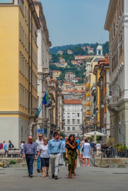 Trieste, İtalya, 22 Haziran 2023: İnsanlar İtalyan kenti Trieste 'nin merkezindeki tarihi bir sokakta geziniyorlar
