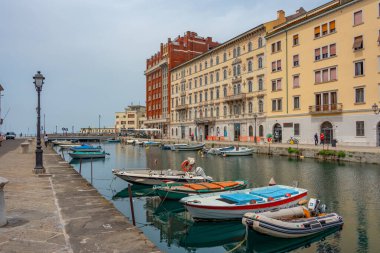 Trieste, İtalya, 22 Haziran 2023: İtalyan kenti Trieste 'deki Canal Grande' de tekneler demirliyor