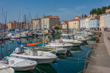 Piran, Slovenya, 22 Haziran 2023: Slovenya 'nın Piran limanının tarihi bölümünde tekneler demirliyor