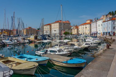 Piran, Slovenya, 22 Haziran 2023: Slovenya 'nın Piran limanının tarihi bölümünde tekneler demirliyor