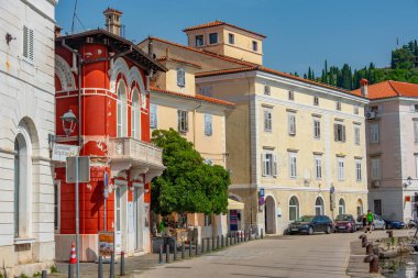 Piran, Slovenya, 22 Haziran 2023: Slovenya 'nın Piran limanının tarihi bölümünde ticari cadde