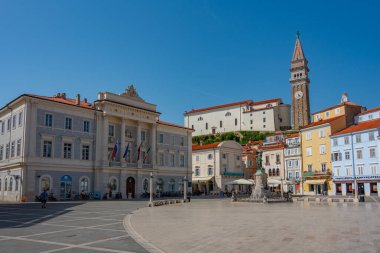 Piran, Slovenya, 22 Haziran 2023: Slovenya 'nın Piran kentindeki Plaza Tartini' de yaz günü