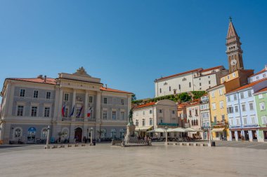Piran, Slovenya, 22 Haziran 2023: Slovenya 'nın Piran kentindeki Plaza Tartini' de yaz günü