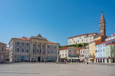 Piran, Slovenya, 22 Haziran 2023: Slovenya 'nın Piran kentindeki Plaza Tartini' de yaz günü