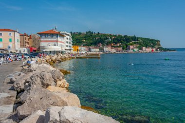Piran, Slovenya, 22 Haziran 2023: İnsanlar liman veya Slovenya 'nın Piran kentinde güneşli bir günün tadını çıkarıyorlar