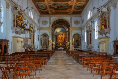 Piran, Slovenya, 22 Haziran 2023: Slovenya 'nın Piran kentindeki San Giorgio Katedrali' nin İçi