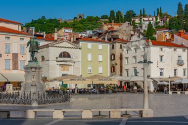 Piran, Slovenya, 22 Haziran 2023: Slovenya 'nın Piran kentindeki Plaza Tartini' de yaz günü