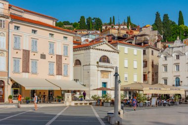 Piran, Slovenya, 22 Haziran 2023: Slovenya 'nın Piran kentindeki Plaza Tartini' de yaz günü