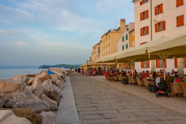 Piran, Slovenya, 22 Haziran 2023: İnsanlar liman veya Slovenya 'nın Piran kentinde güneşli bir günün tadını çıkarıyorlar