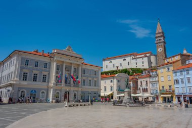Piran, Slovenya, 23 Haziran 2023: Slovenya 'nın Piran kentindeki Plaza Tartini' de bir yaz günü