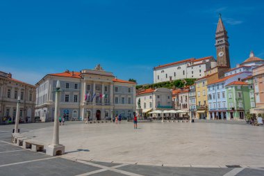 Piran, Slovenya, 23 Haziran 2023: Slovenya 'nın Piran kentindeki Plaza Tartini' de bir yaz günü