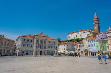 Piran, Slovenya, 23 Haziran 2023: Slovenya 'nın Piran kentindeki Plaza Tartini' de bir yaz günü