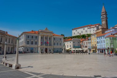 Piran, Slovenya, 23 Haziran 2023: Slovenya 'nın Piran kentindeki Plaza Tartini' de bir yaz günü