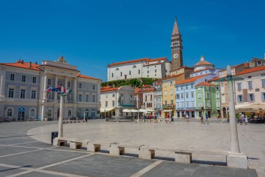Piran, Slovenya, 23 Haziran 2023: Slovenya 'nın Piran kentindeki Plaza Tartini' de bir yaz günü