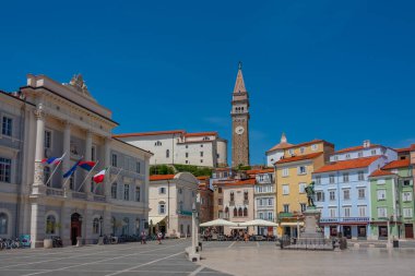 Piran, Slovenya, 23 Haziran 2023: Slovenya 'nın Piran kentindeki Plaza Tartini' de bir yaz günü