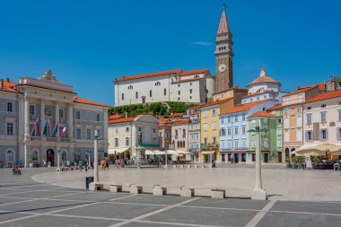 Piran, Slovenya, 23 Haziran 2023: Slovenya 'nın Piran kentindeki Plaza Tartini' de bir yaz günü