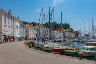 Piran, Slovenya, 23 Haziran 2023: Slovenya 'nın Piran limanının tarihi bölümünde tekneler demirliyor