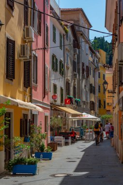 Piran, Slovenya, 23 Haziran 2023: Slovenya 'nın merkezindeki renkli cadde