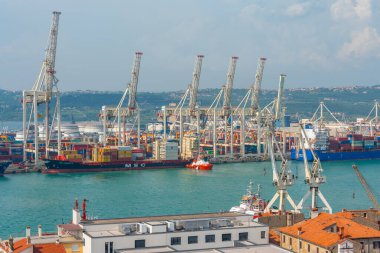 Koper, Slovenya, 23 Haziran 2023: Slovenya 'daki Koper Limanı' nın havadan görüntüsü