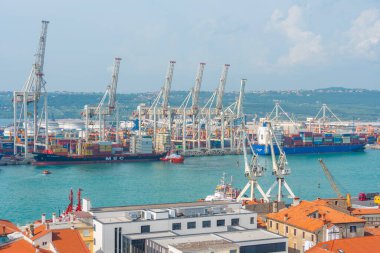 Koper, Slovenya, 23 Haziran 2023: Slovenya 'daki Koper Limanı' nın havadan görüntüsü