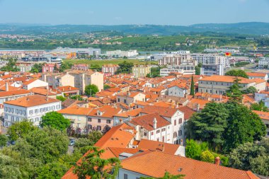 Koper, Slovenya, 23 Haziran 2023: Slovenya 'nın Koper kentinin tarihi merkezinin çatıları