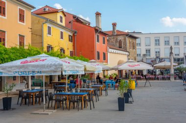 Koper, Slovenya, 23 Haziran 2023: Slovenya 'nın Koper kentinde renkli cadde