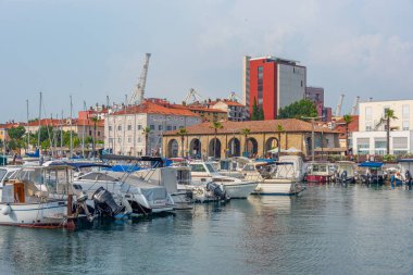 Koper, Slovenya, 23 Haziran 2023: Slovenya 'nın Koper limanının tarihi bölümünde tekneler demirliyor