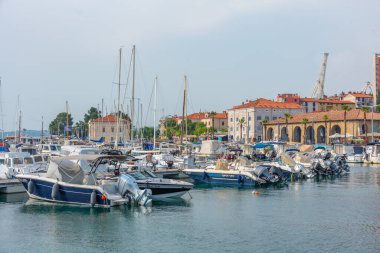 Koper, Slovenya, 23 Haziran 2023: Slovenya 'nın Koper limanının tarihi bölümünde tekneler demirliyor