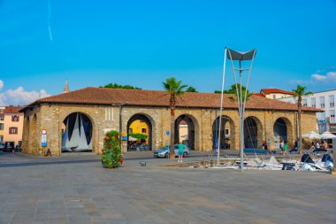 Koper, Slovenya, 23 Haziran 2023: İnsanlar liman veya Slovenya 'nın Koper kentinde güneşli bir günün tadını çıkarıyorlar