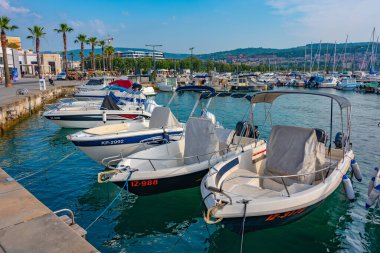 Koper, Slovenya, 23 Haziran 2023: Slovenya 'nın Koper limanının tarihi bölümünde tekneler demirliyor