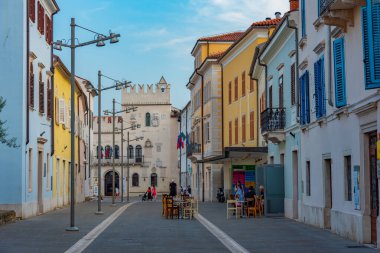 Koper, Slovenya, 23 Haziran 2023: Slovenya 'nın Koper kentinde renkli cadde