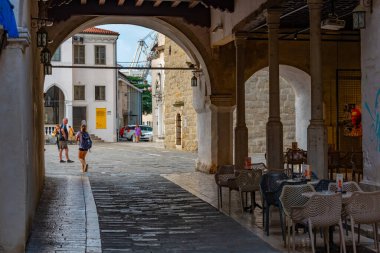 Koper, Slovenya, 23 Haziran 2023: Slovenya 'nın Koper ilçesinin merkezinde Cevljarska Caddesi