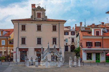 Koper, Slovenya, 23 Haziran 2023: Slovenya Koper kentinde Da Ponte Çeşmesi