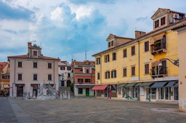 Koper, Slovenya, 23 Haziran 2023: Slovenya Koper kentinde Da Ponte Çeşmesi