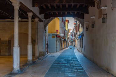 Koper, Slovenya, 24 Haziran 2023: Slovenya 'nın Koper ilçesinin merkezinde Cevljarska Caddesi