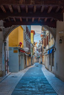 Koper, Slovenya, 24 Haziran 2023: Slovenya 'nın Koper ilçesinin merkezinde Cevljarska Caddesi