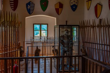 Turjak, Slovenya, 24 Haziran 2023: Slovenya 'daki Turjak şatosunda Silah