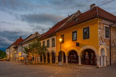 Novo Mesto, Slovenya, 24 Haziran 2023: Slovenya 'nın Novo Mesto kentindeki Glavni trg meydanının gün batımı manzarası
