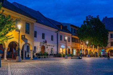 Novo Mesto, Slovenya, 24 Haziran 2023: Slovenya 'nın Novo Mesto kentindeki Glavni trg meydanının gün batımı manzarası