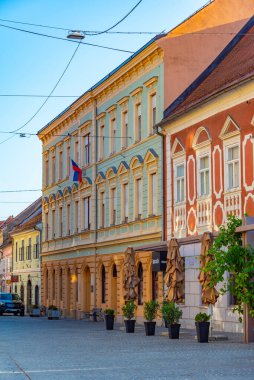 Ptuj, Slovenya, 25 Haziran 2023: Slovenya 'nın Ptuj kentindeki Dar Sokak