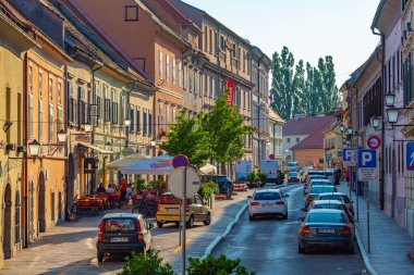 Ptuj, Slovenya, 25 Haziran 2023: Slovenya 'nın Ptuj kentindeki Dar Sokak