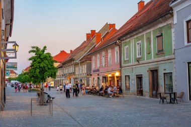 Maribor, Slovenya, 25 Haziran 2023: Slovenya 'nın Maribor kentinde glavni trg meydanına giden Koroska cesta caddesinin gün batımı manzarası