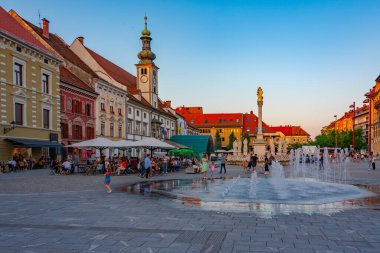 Maribor, Slovenya, 25 Haziran 2023: Slovenya 'nın Maribor kentindeki glavni trg meydanının günbatımı