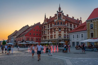 Maribor, Slovenya, 25 Haziran 2023: Slovenya 'nın Maribor kentindeki glavni trg meydanının günbatımı
