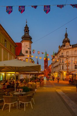 Maribor, Slovenya, 25 Haziran 2023: Slovenya 'daki Maribor kalesine giden bir caddenin gün batımı manzarası