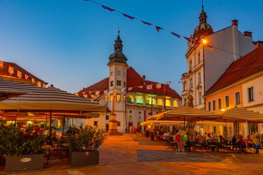 Maribor, Slovenya, 25 Haziran 2023: Slovenya 'daki Maribor kalesine giden bir caddenin gün batımı manzarası